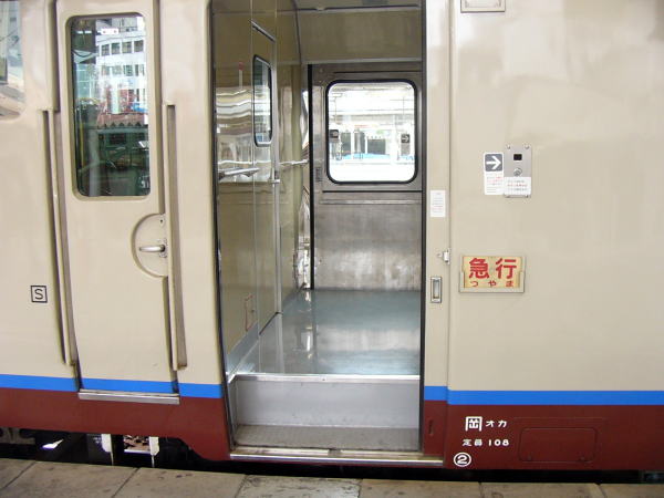 急行「つやま」の乗車口